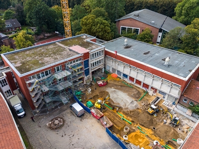 Die Stadt Münster hat den Fachraumtrakt (links) am Gymnasium Paulinum energetisch saniert. Aktuell werden noch Restarbeiten an der Fassade durchgeführt.