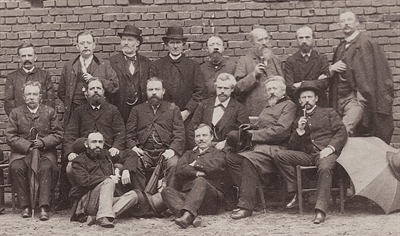 Gruppenaufnahme von Mitgliedern der Geographischen Gesellschaft im Juni 1887 mit Caspar Goerke (sitzend, 2. v.r.).