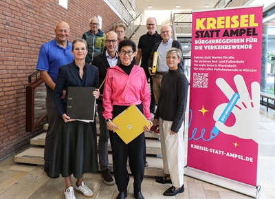 Rund 14.000 Unterschriften überreichten Vertreterinnen und Vertreter der Initiative „Kreisel statt Ampel“ um Initiator Carsten Cramer (Mitte) am Freitagmorgen an Stadtdirektorin Christine Zeller (vorne links).