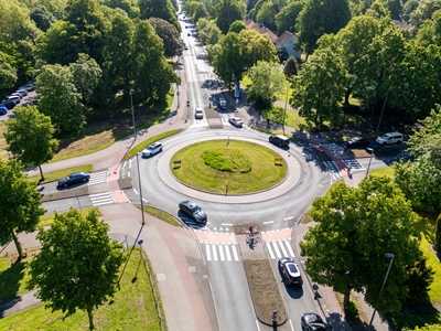 Der Kreisverkehr zwischen Von-Esmarch-Straße, Busso-Peus-Straße (l.) und Roxeler Straße (r.) ist ein Unfallhäufungspunkt. Ein Bürgerbegehren will jetzt den Umbau zu einer Ampelkreuzung verhindern.