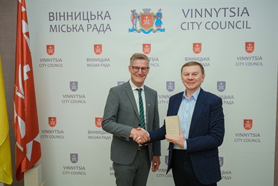 Winnyzjas Bürgermeister Serhii Morhunov (r.) empfing Münsters Oberbürgermeister Tilman Fuchs (l.) im Gebäude des Stadtrates von Winnyzja.