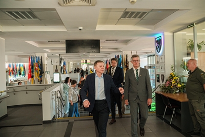 Winnyzjas Bürgermeister Serhii Morhunov (l.) empfing Münsters Oberbürgermeister Tilman Fuchs (r.) und Prof. Tobias Hirsch (m.) im Gebäude des Stadtrates von Winnyzja.