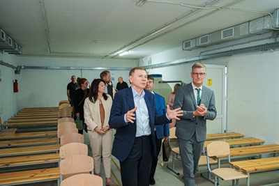 Gemeinsam besuchten die beiden Stadtoberhäupter den Schutzraum einer Schule in Winnyzja.