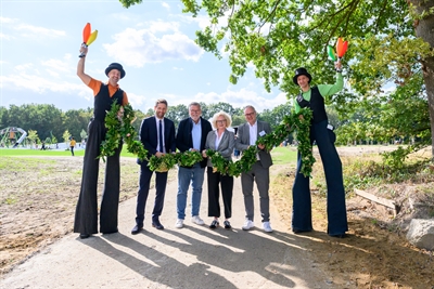 Eröffneten gemeinsam den neuen Landschaftspark im York-Quartier (v.l.): Stadtbaurat Robin Denstorff, Bezirksbürgermeister für Münster-Südost, Peter Bensmann, Bürgermeisterin Maria Winkel und KonvOY-Geschäftsführer Stephan Aumann.