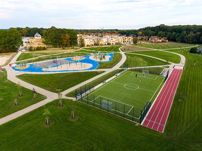 Teil des neuen Landschaftsparks sind unter anderem ein Fußballfeld, eine Laufbahn und ein Spielplatz.