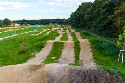 Auch die bereits 2022 fertiggestellte Dirt-Bike-Strecke gehört zum neuen Park.