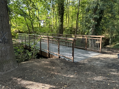 Eine neue Brücke aus glasfaserverstärktem Kunststoff (GFK) führt jetzt im Bereich Laustiege über den Gievenbach.