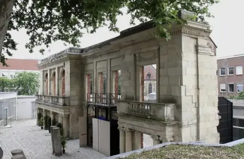 Station Ruine im Theaterfoyer